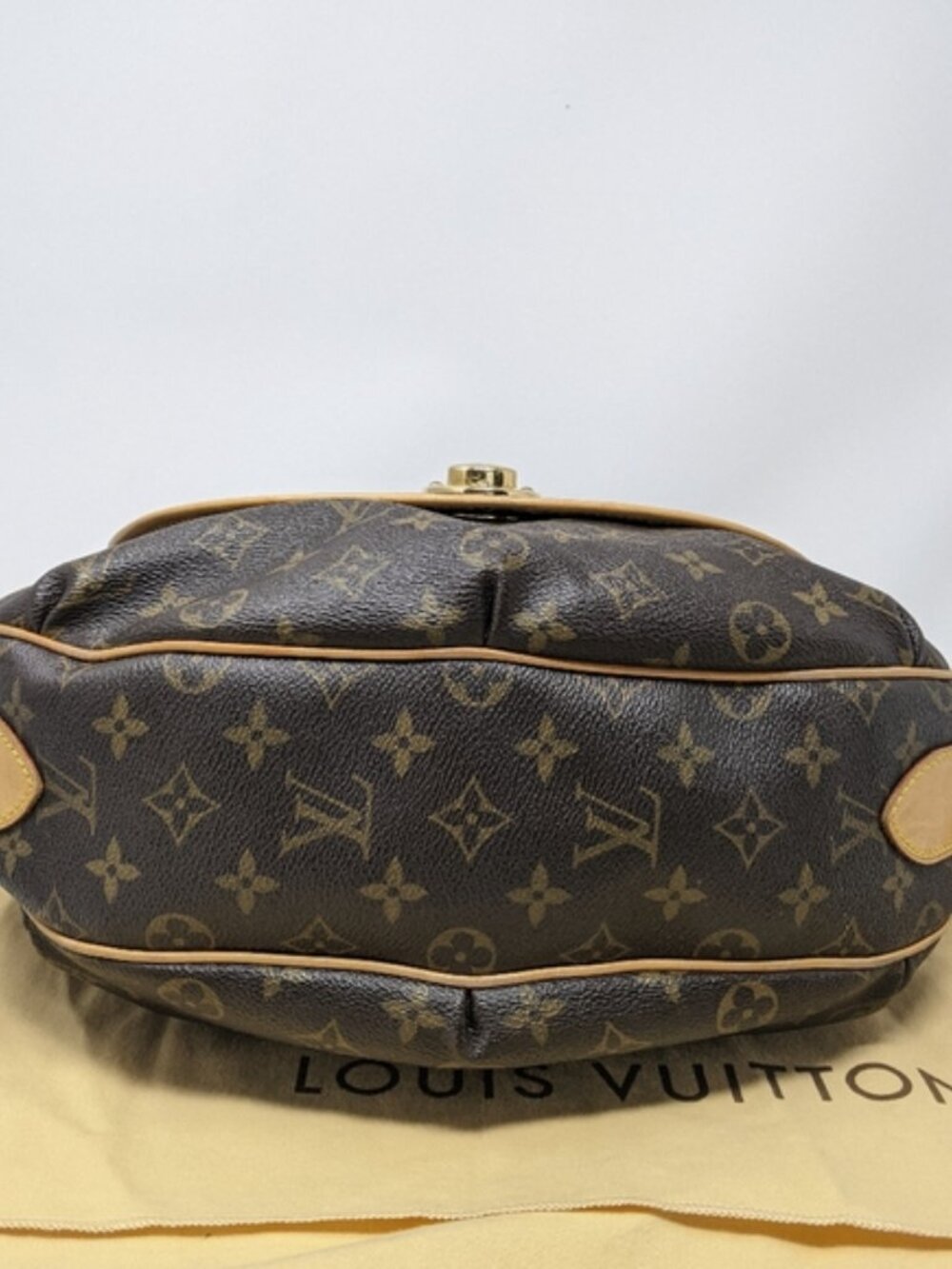 Louis Vuitton Tulum GM Monogram Canvas bag - Picture 3 of 12